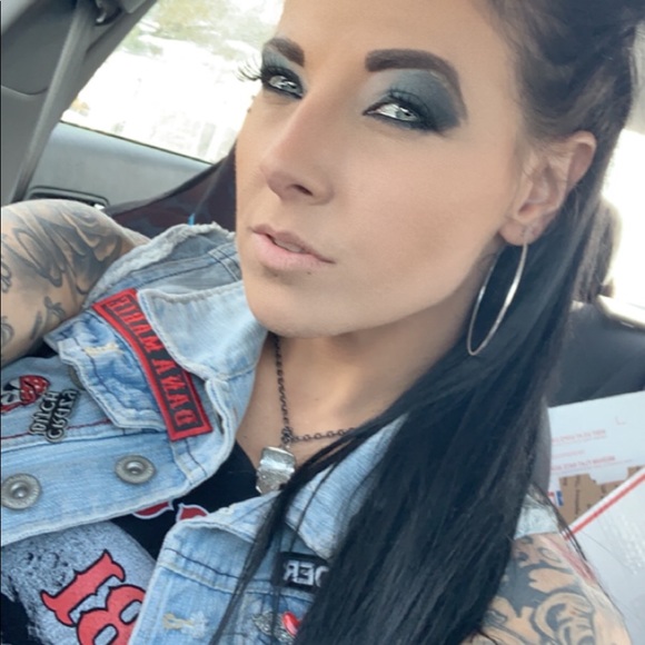 m e e t your f a v e vintage p o s h e r 👋🏼 - Picture 3 of 8